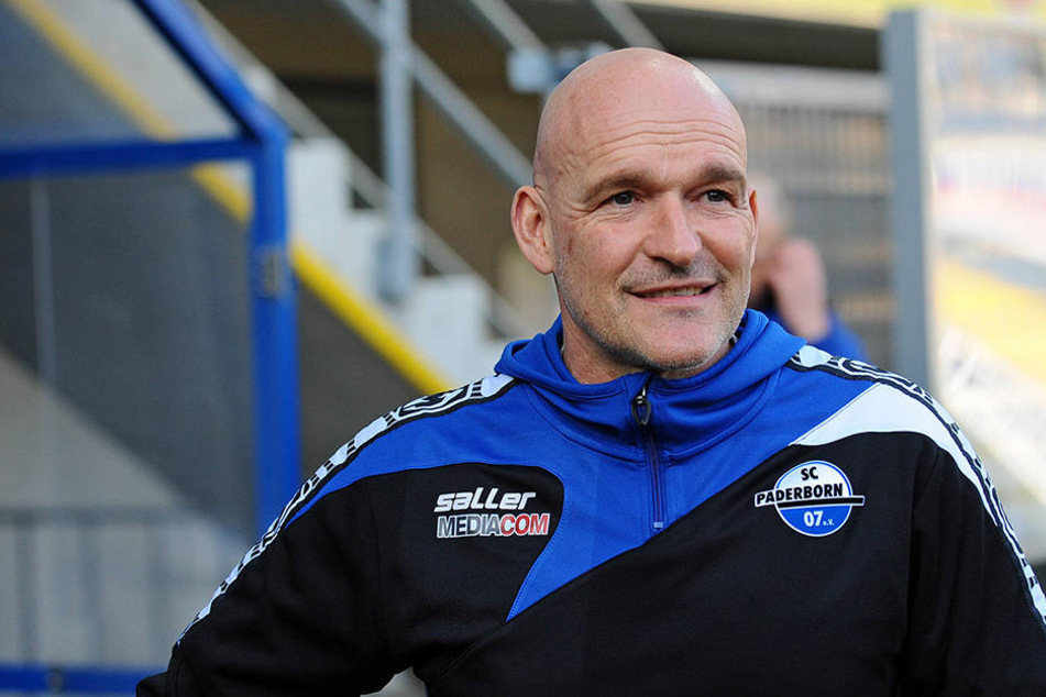 Stefan Emmerling (50) überlegt im Spiel gegen den 1. FC Magdeburg mit einer neuen Offensive zu überraschen.