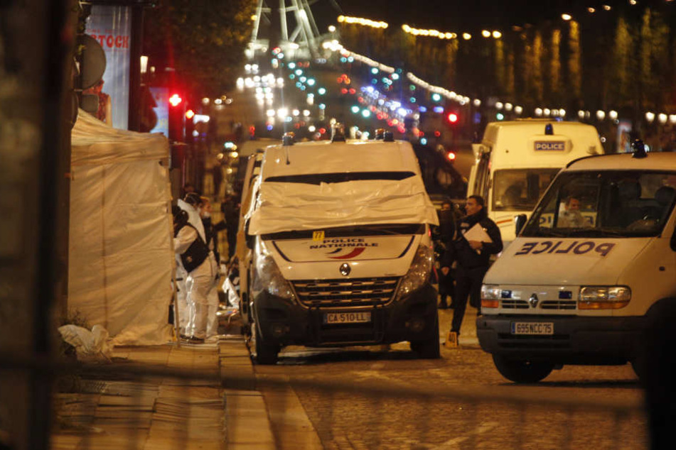 Ein Mann hatte am Donnerstagabend auf der Champs-Elysées auf einen geparkten Mannschaftswagen der Polizei geschossen.