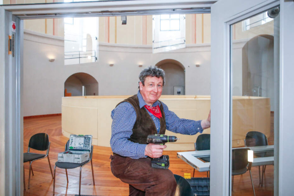 Tischlermeister Sebastian Schulz (56) bei Arbeiten in der Frauenkirche.