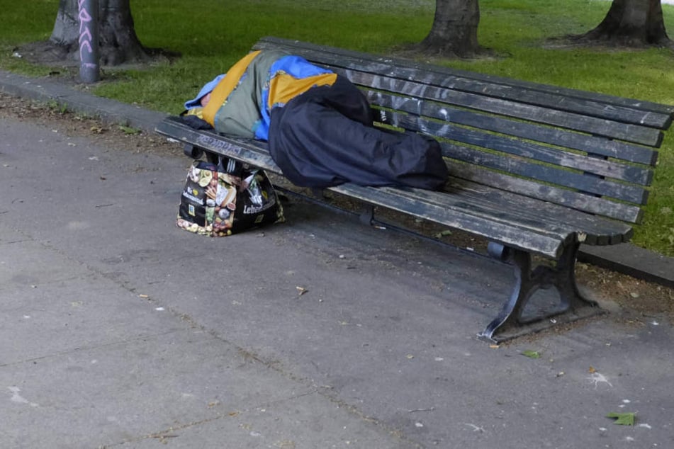 Der Obdachlose schlief auf einer Parkbank als er von zwei Männern um 88 Cent erleichtert wurde (Symbolbild).