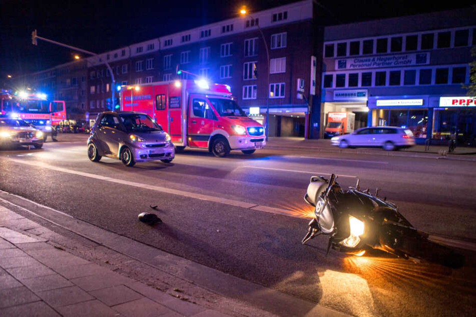Das verunfallte Motorrad liegt auf dem Radweg an der Hamburger Straße.