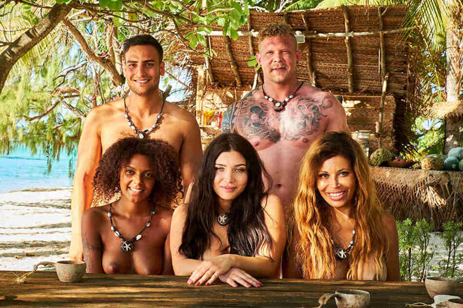 Vorne, v. l.: "Eva" Beabrice, "Eva" Melody Haase, "Eva" Patricia Blanco. Hinten: "Adam" Timur Ülker, und "Adam" Konrad auf der "Insel der Versuchung"