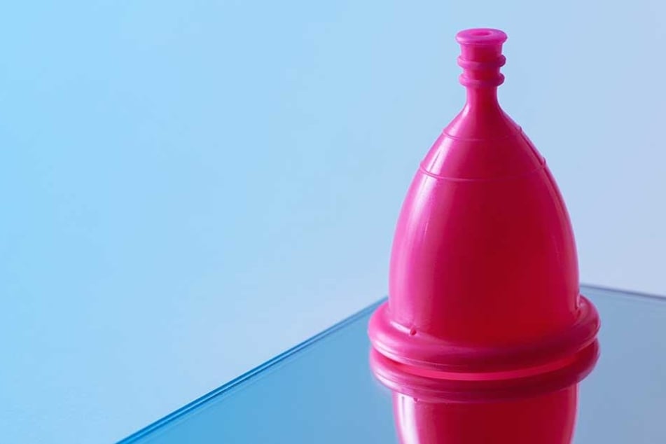 Eine solche Menstruationstasse reinigte die Frau, bevor ihr Mann das Wasser trank.
