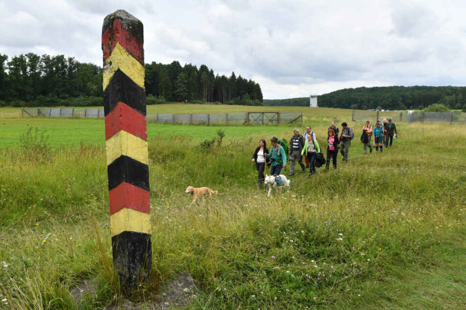Viele Touristen wandern entlang der ehemaligen Grenze.