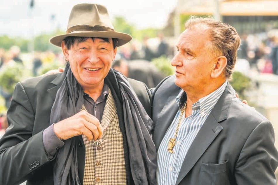 Zeigten sich gegenseitig ihre Tiertrophäen: Galerist Holger John (59, l) und Zirkus-Direktor Mario Müller Milano (70).