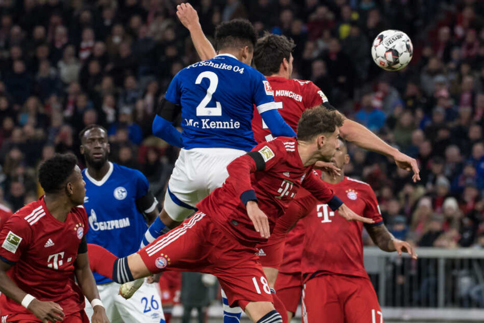 Weston McKennie (M) von Schalke köpft auf das Tor von Bayern.