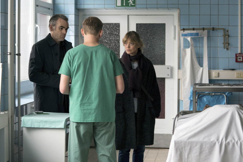 Gerichtsmediziner Dr. Neuhaus (Martin Glaubacker) hat Martin (Sebastian Blomberg) und Ellen (Heike Makatsch) einiges über Faserspuren an der Leiche des ermordeten Mädchens zu sagen.