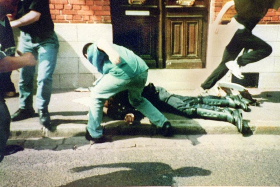 Der nun erneut angeklagte Frank R. hatte 1998 mit anderen Hooligans den französischen Gendarm Daniel Nivel schwer verletzt (Archivbild).