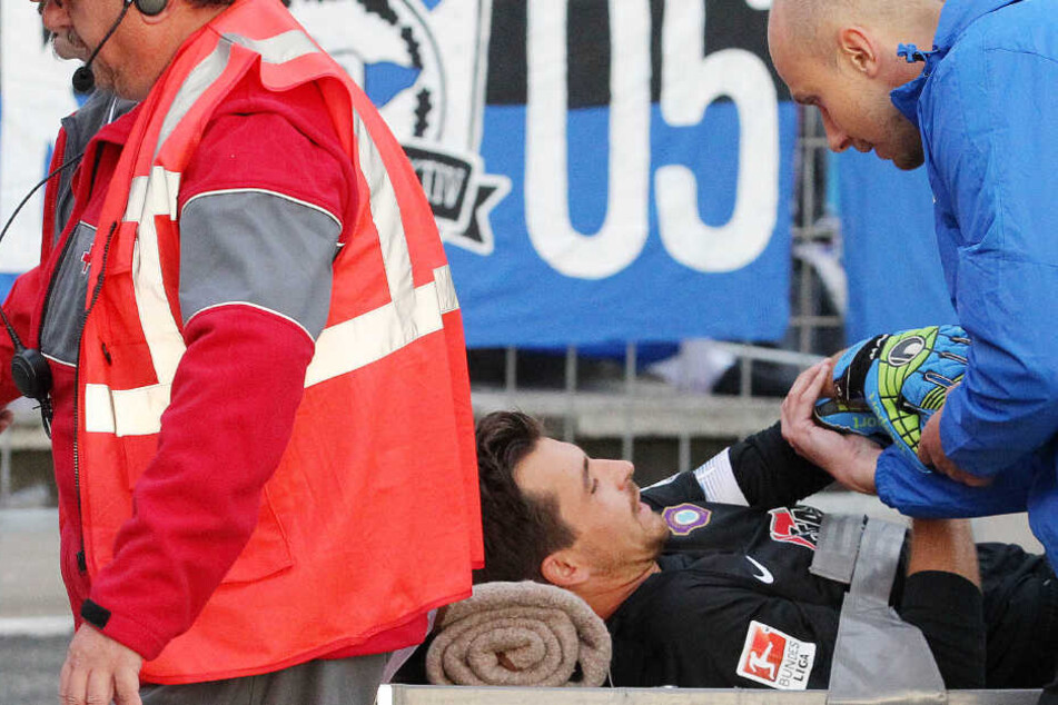 Aues Torhüter Martin Männel musste in der ersten Hälfte verletzt ausscheiden. Hier mit Teamarzt Reezmann.