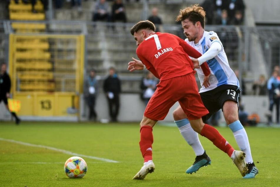 Der auffällige FCB-Youngster Leon Dajaku (l.) im Duell mit dem Sechziger Dennis Erdmann.