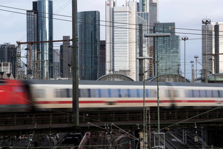Das Schienennetz rund um den Bahnknoten Frankfurt muss ebenfalls erweitert werden (Archivbild).