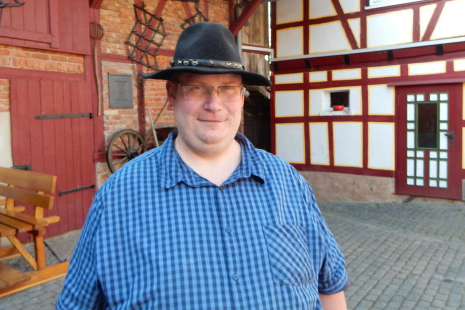 Bauer Thomas lebt mit wenigen Tieren auf seinem Hof im Eichsfeld.