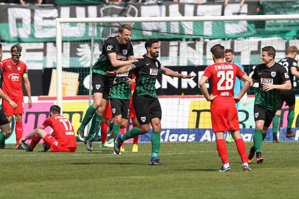 In der vergangenen Saison gab’s für den FSV in Münster eine
1:5-Klatsche. Hier freut sich Adriano Grimaldi (M.) über seinen
Treffer zum 4:0 für die Preußen.