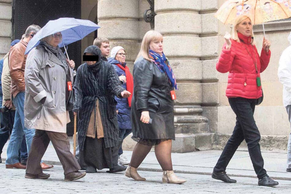 Auf der Schloßstraße bettelte die Frau dann Touristengruppen an.
