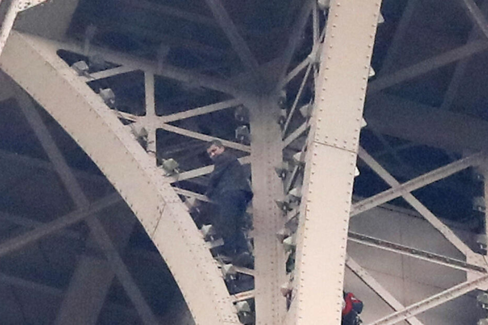 Der Mann harrte rund sechs Stunden in 270 Meter Höhe aus und klammerte sich an den Stäben des Pariser Wahrzeichens fest.