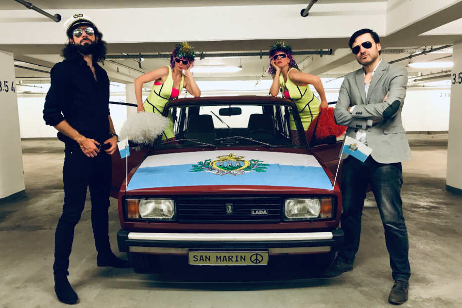 Pascal Stehler (links) und Robert Hauspurg posieren neben einem Auto, das mit der Nationalflagge von San Marino verziert ist.