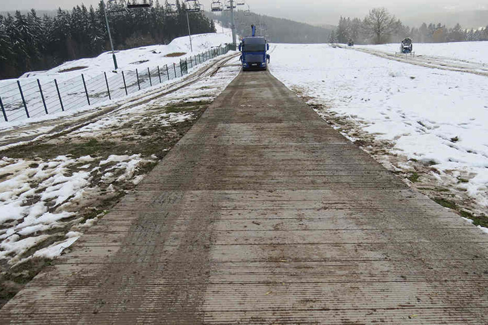 Auf dieser Straße aus Aluplatten soll der Laster von der Piste gezogen werden.