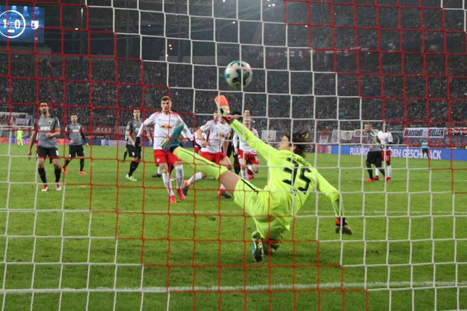 Drin isser! Naby Keita traf per Freistoß zum 2:0. Martin Hinteregger in der Mauer fälschte den Ball unhaltbar ab.