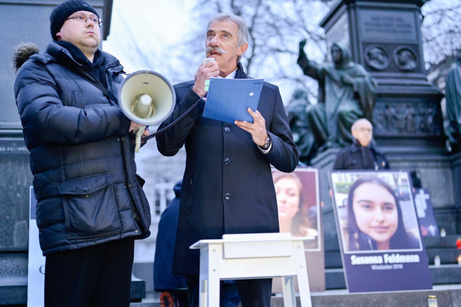 Uwe Junge, Fraktionschef der rheinland-pfälzischen AfD, spricht bei einer Mahnwache der AfD am Luther-Denkmal in Worms.