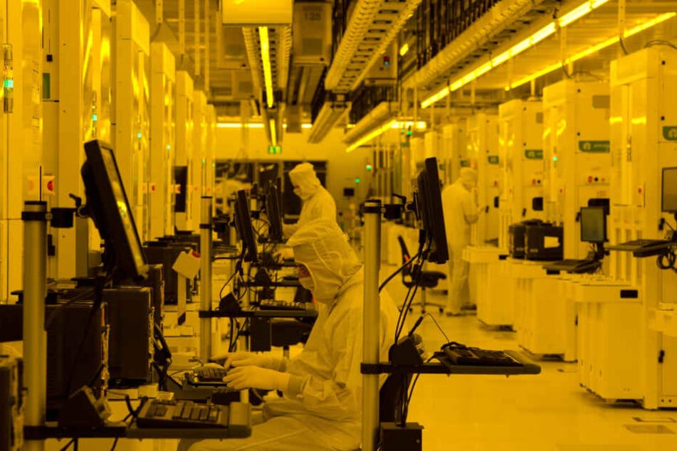 Arbeiter im Reinraum des Halbleiterherstellers Globalfoundries. Obwohl der Konzern in Dresden Stellen abbaut, gehört die Chipindustrie zu den lokalen Innovationstreibern.