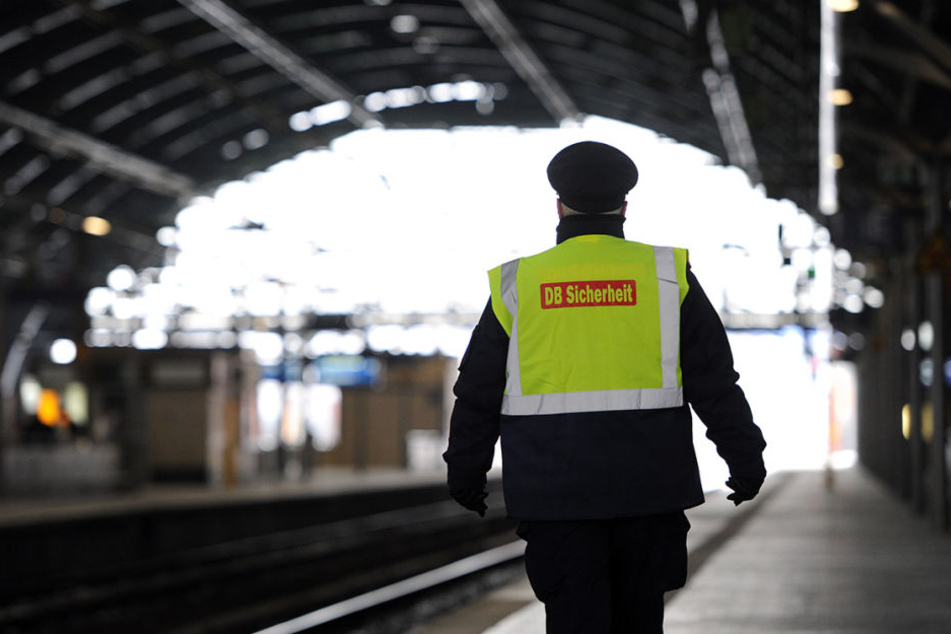 Ein Sicherheitsmitarbeiter im Berliner Ostbahnhof. (Archiv)
