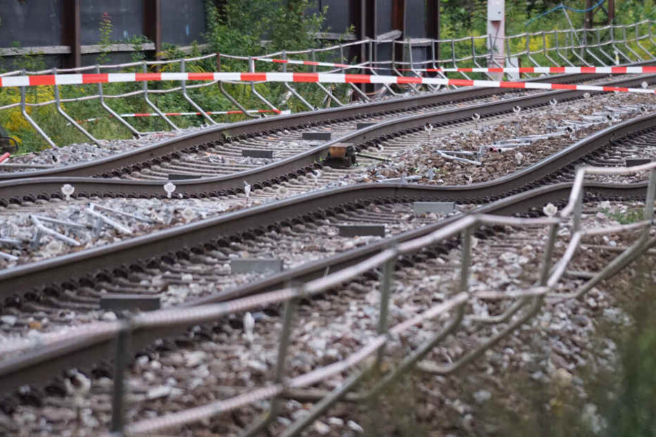 Der Bahnmitarbeiter wurde von der Wucht des Zusammenstoßes tödlich verletzt. (Symbolbild)