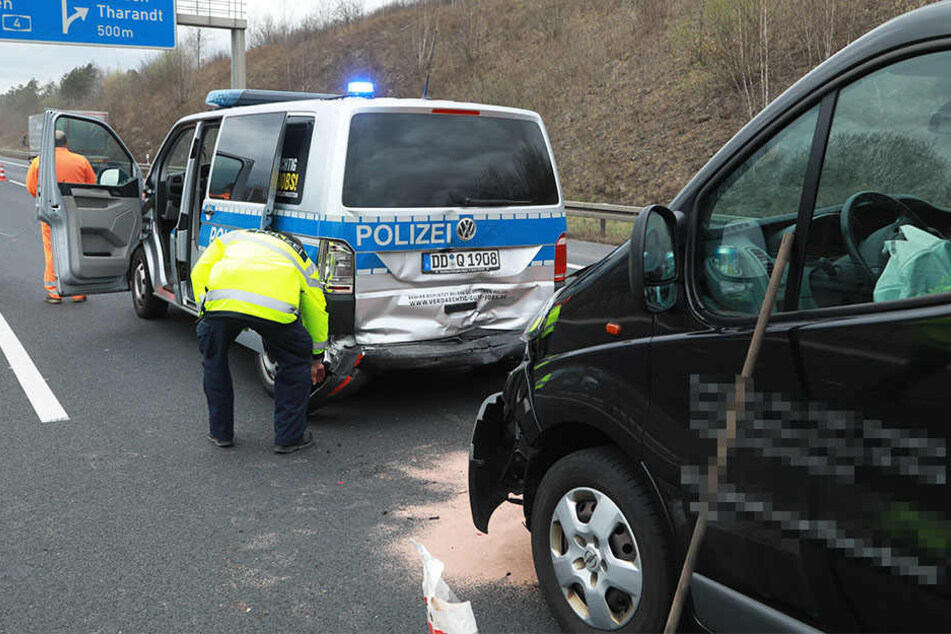 Der Opel fuhr von hinten auf den Streifenwagen auf.