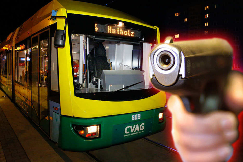 In einer Straßenbahn der Linie 4 sind am Donnerstag mehrere Fahrgäste mit einer Waffe bedroht worden.