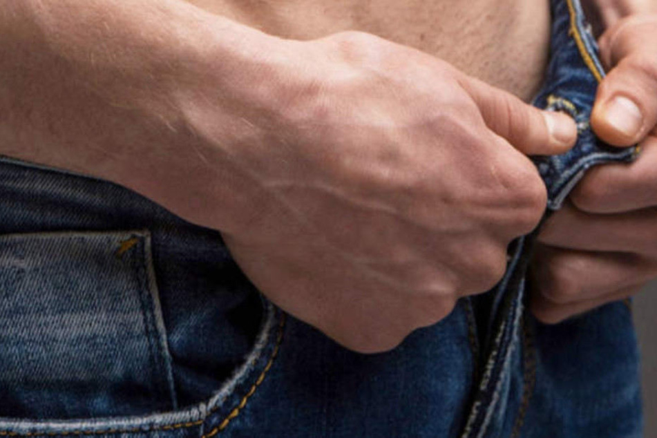 Ein Exhibitionist belästigte Polizistin in ihrer Freizeit. (Symbolbild)