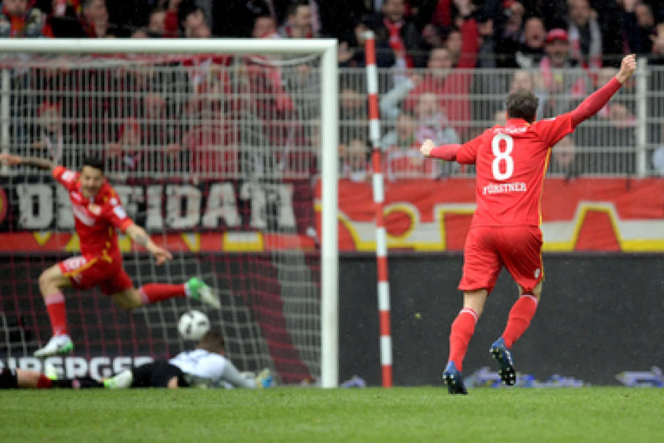Die Berliner bejubeln einen der drei Treffer gegen den FCK.