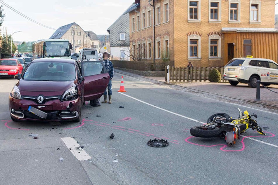 Das Motorrad krachte in den Renault.