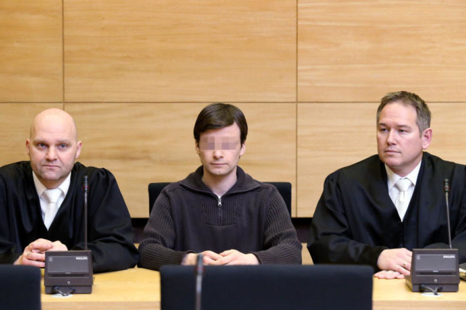 Jens Sch. (Mitte) wurde wegen des Doppelmordes zu 13 Jahren Haft verurteilt.