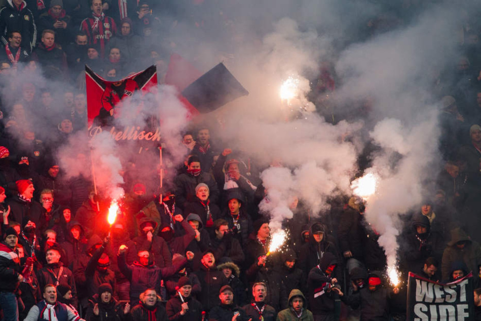 Fans von Bayer 04 Leverkusen zündelten trotz der drohenden Spielabsage.