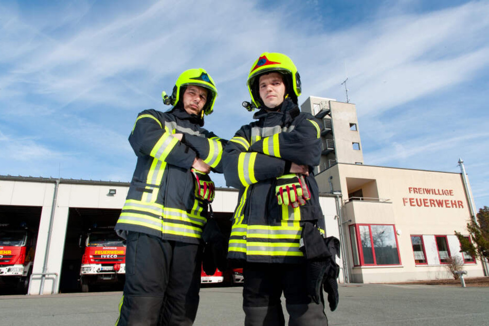 Keinen Bock auf Fehlalarme: Stefan Härtig (35, l.) und Sebastian Kießling (32) vor der Glauchauer Feuerwehr.