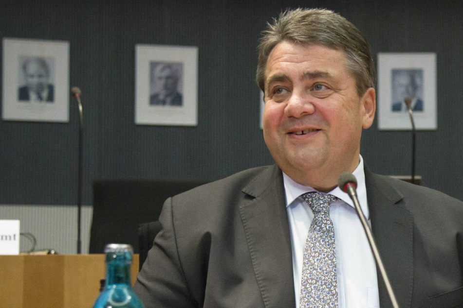 SPD-Chef Sigmar Gabriel (57): "Es gibt in Europa ein Recht auf Zuwanderung in Arbeit, aber kein Recht auf Zuwanderung in Sozialsysteme ohne Arbeit."