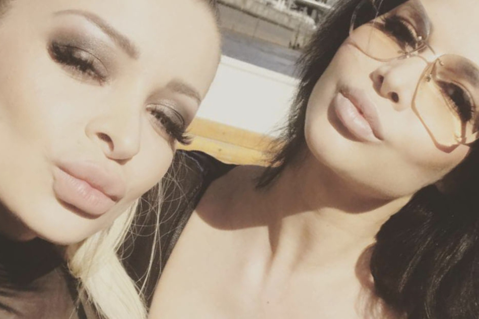 Katja und Micaela genießen die Sonne in Hamburg.