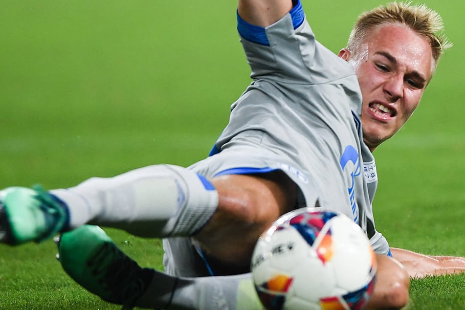 Florian Krüger grätscht nach dem Ball. Die Szene stammt aus dem Schalke-Testspiel gegen Southampton in China.