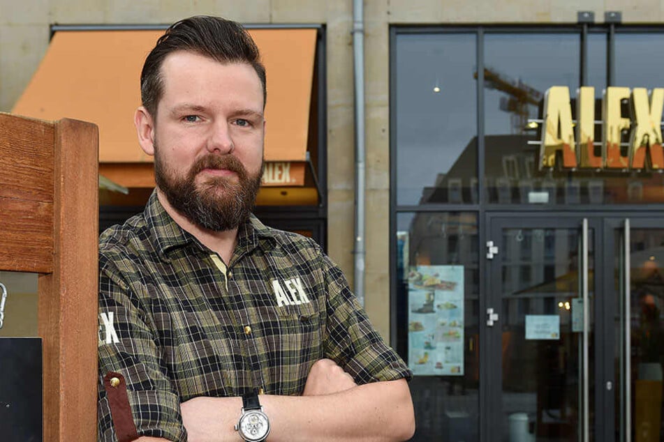 Steve Schütt (32), stellvertretender Leiter des Restaurants "Alex", bekam die Fäuste des Zechprellers ab.