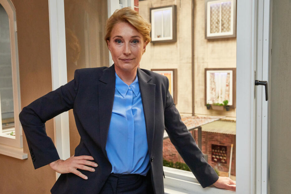Saskia Fischer alias Polizeioberrätin Frau Küppers steht an einem Fenster im Studio Hamburg.
