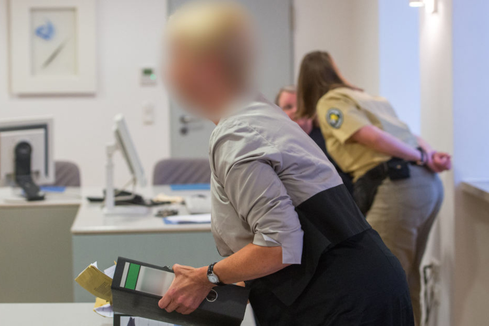 Frau in Haft: In Regensburg findet der Prozess um ihre Kinder und mehr als 100 Haustiere statt.