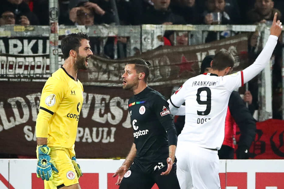 Torwart Korbinian Müller (links) ärgert sich über die Gegentore bei seinem einzigen Auftritt im DFB-Pokal.