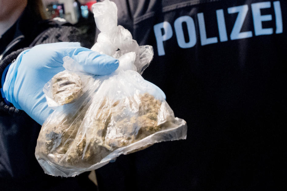 Die Polizei konnte in Bayern bei Durchsuchungen Drogen sicherstellen. (Symbolbild)