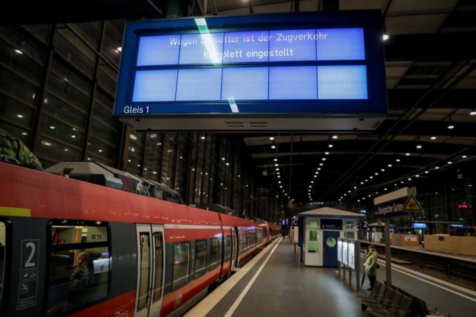 Auf einigen Strecken wurde der Zugverkehr komplett eingestellt. Auch am Freitagmorgen sind einige Verbindungen nicht befahrbar.