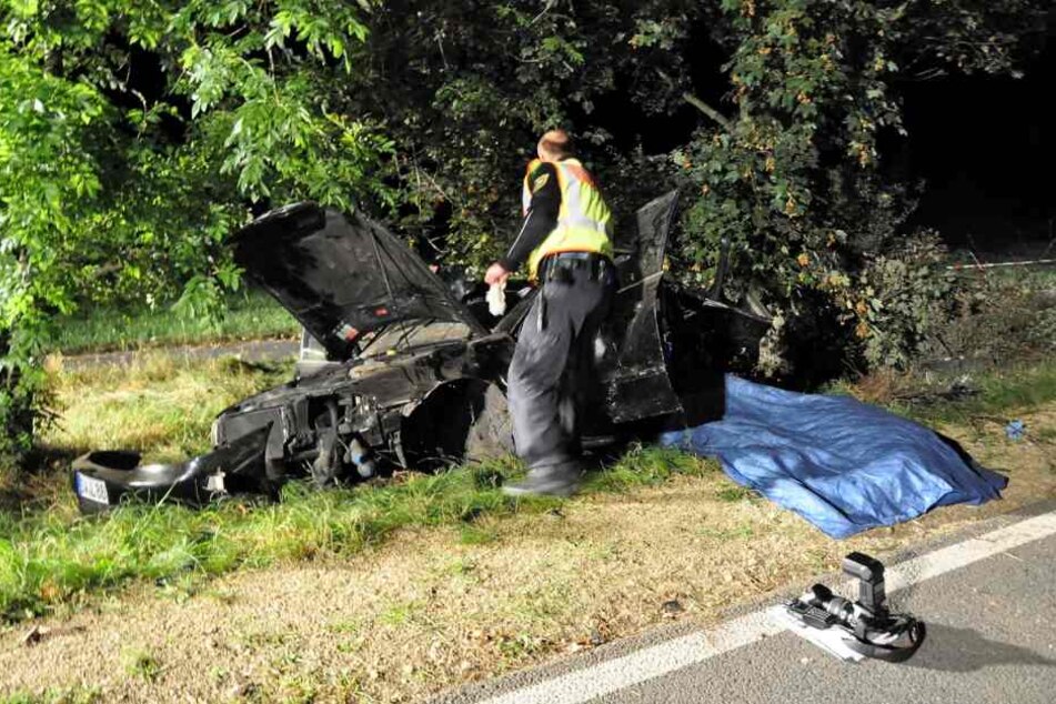 Ein 38-Jähriger ist mit seinem Auto im Landkreis Görlitz gegen einen Baum gefahren und gestorben.