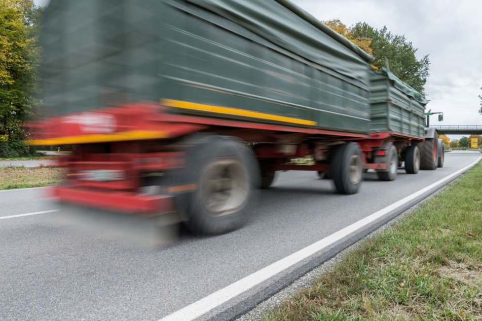 Der Fahrer eines Autos wurde eingeklemmt und musste von der Feuerwehr befreit werden.