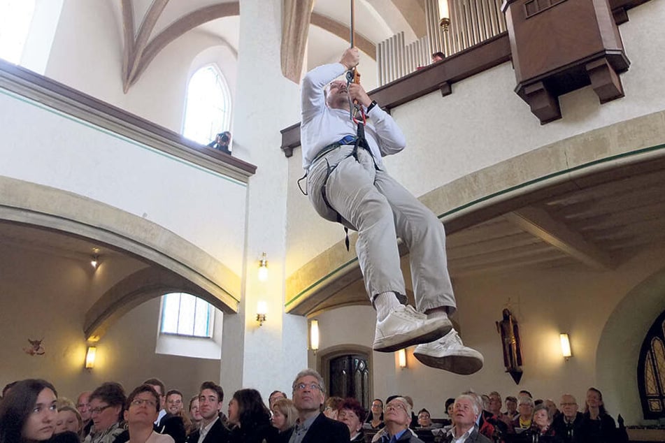 Aus dem "Heiliggeistloch" seilte sich Pfarrer Lutz Behrens ab, damit der Gottesdienst auch in Erinnerung bleibt.