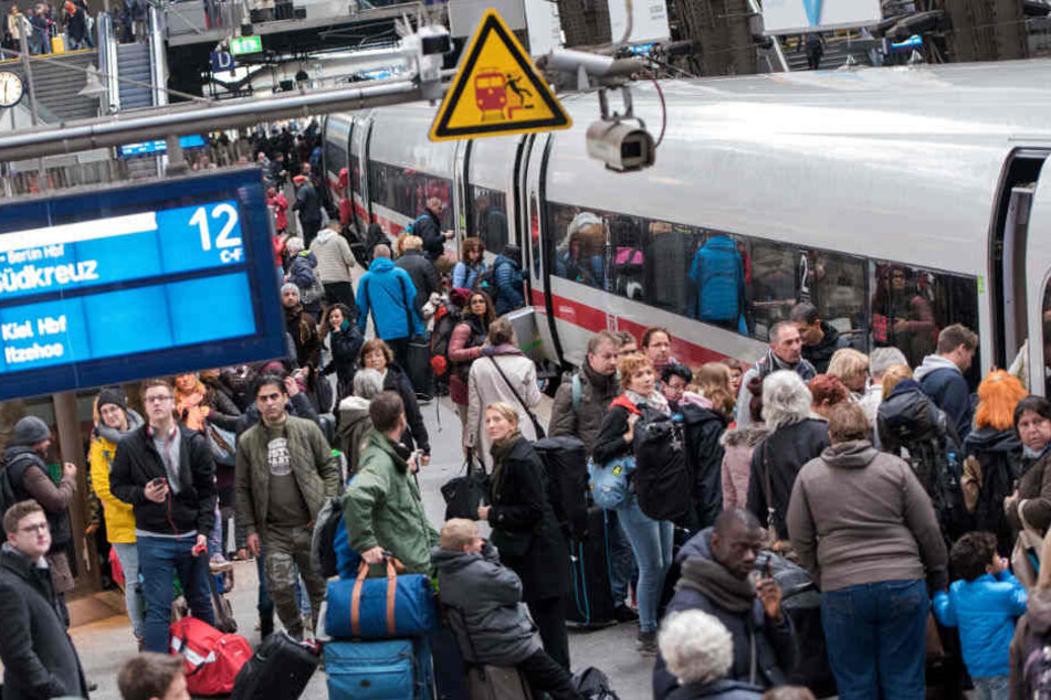 Weil der ICE nach München zu voll war, mussten viel Fahrgäste den Zug wieder verlassen. (Symbolbild)