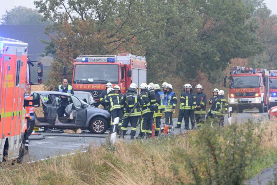 Gleich mehrere Feuerwehrmänner befreiten den eingeklemmten 35-Jährigen aus seinem Wagen.