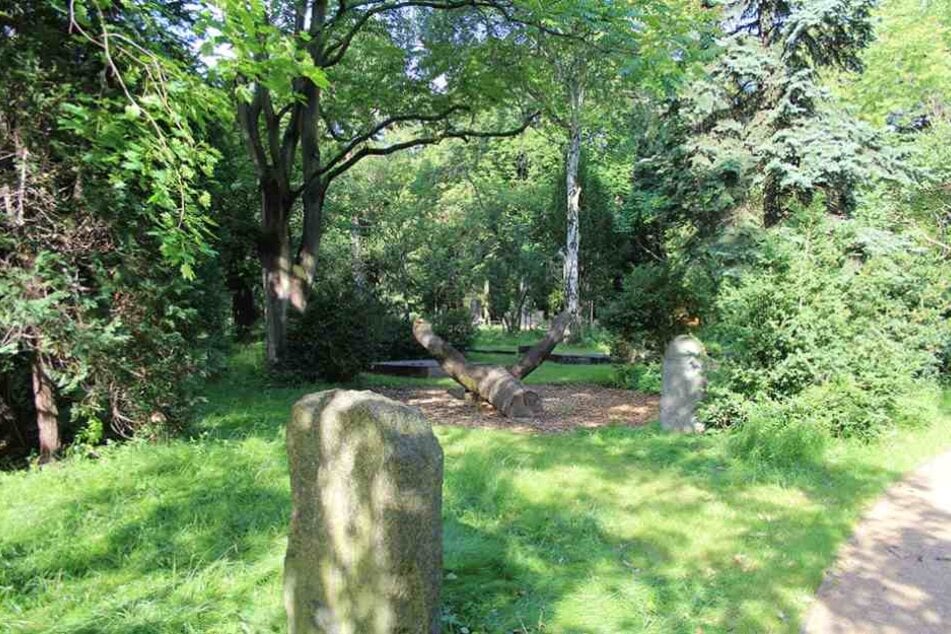 Die Grabsteine im Leisepark in Prenzlauer Berg stellen eine Gefahr für die Besucher dar.