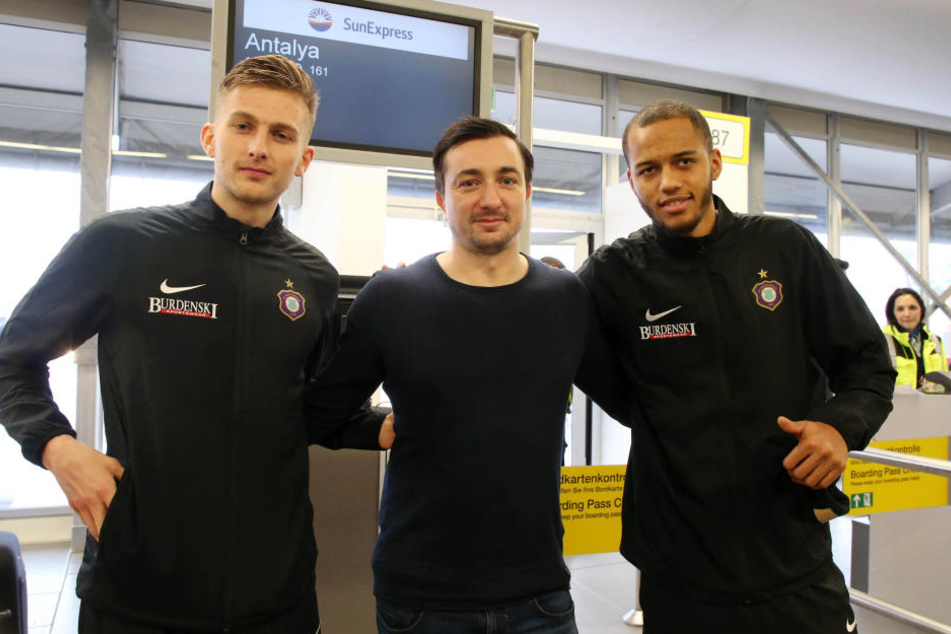 FCE-Trainer Daniel Meyer (m.) konnte seine zwei Neuzugänge Ole Käuper (l.) und Louis Samson mit ins Camp nehmen.